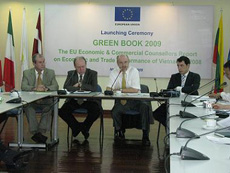 Ông Sean Doyle, Trưởng Phái đoàn Ủy ban Châu Âu tại Việt Nam, (ngồi giữa, mặc áo trắng) tại cuộc họp báo.
